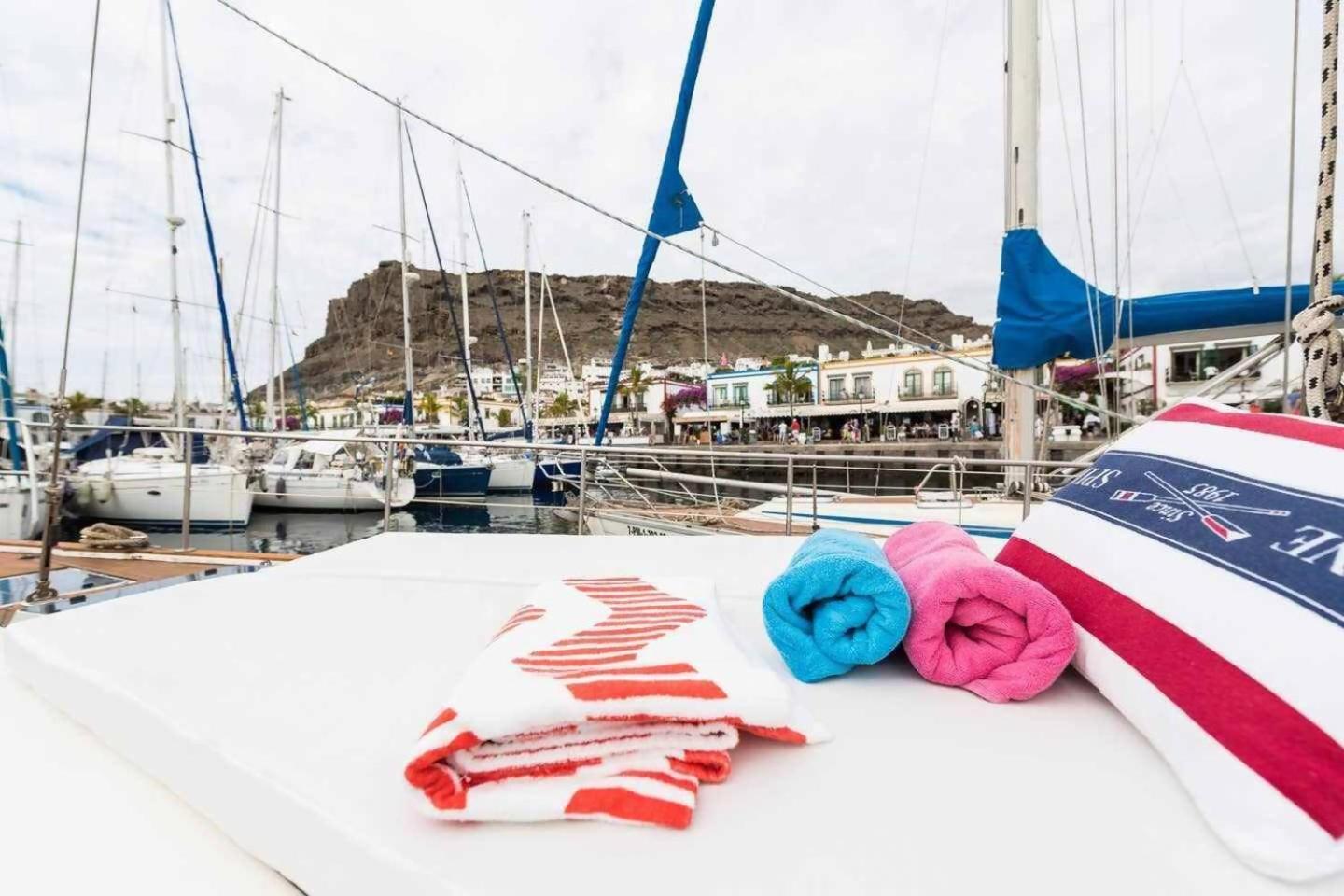 Precioso Yate En El Centro Del Puerto De Mogan Hotel ภายนอก รูปภาพ
